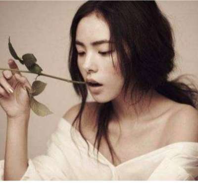 新娘闵孝琳婚后首度公开工作照，即将要和太阳分别2年之久