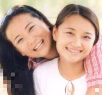 贾玲姐姐照片曝光 曾是电视台主持标致美女梨涡醉人