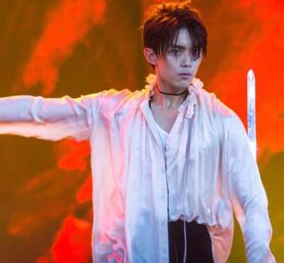 吴磊参加北电复试，身背古剑英气逼人 ​​​​