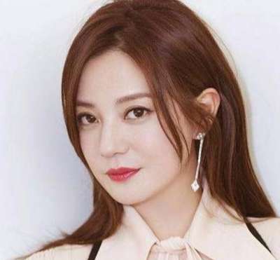 赵薇女儿小四月新图，穿着朴素一点不像星二代