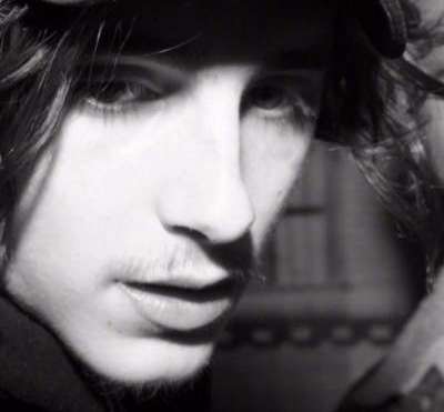 甜茶变成熟啦！蒂莫西·柴勒梅德po长发胡须照