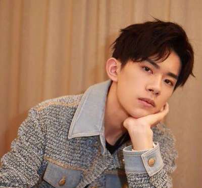 TFBOYS易烊千玺的私服look，街舞运动风男友风着装穿搭！