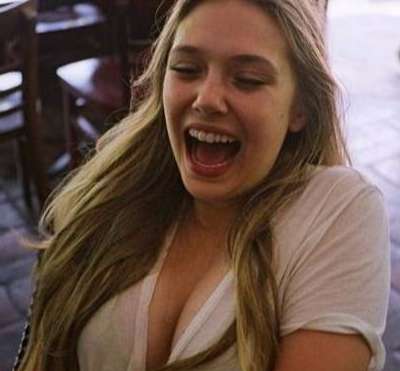 美丽动人的“猩红女巫”伊丽莎白·奥尔森，身材爆裂性感，还笑得这么甜